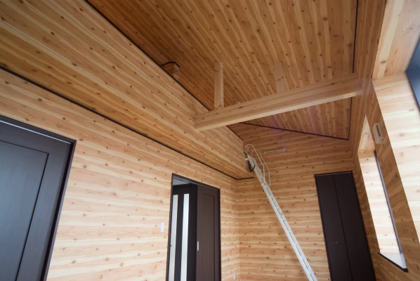 全面木目柄でロフト空間がコテージ風に