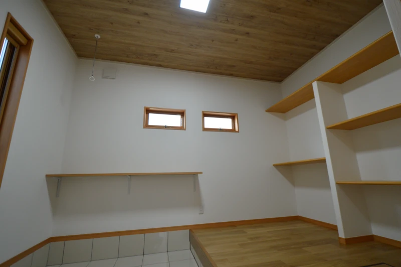 リフォーム前：納戸（収納棚は半分残し）