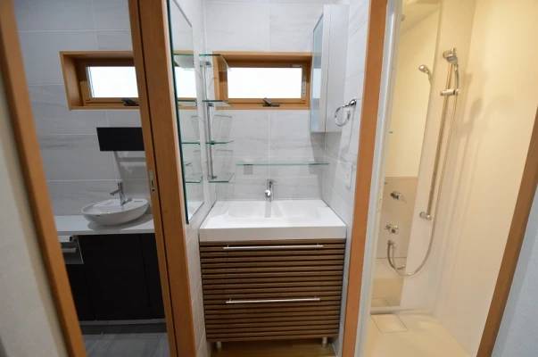 リフォーム後：水廻り（アクリル扉間仕切り）