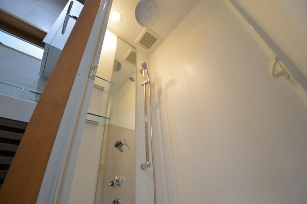 レインシャワー付きのサンワシャワー室