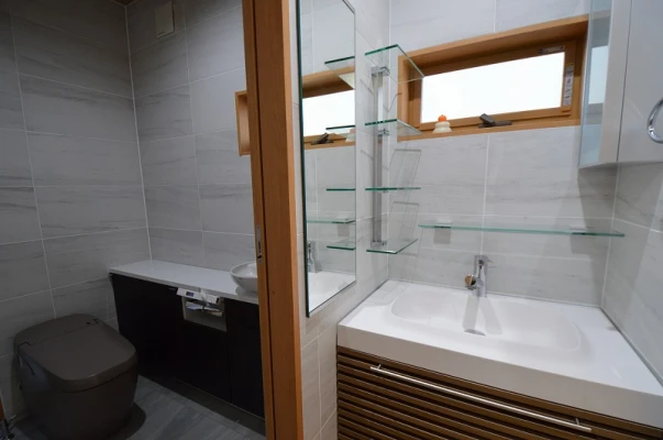 壁全面にLIXILエコカラットのタイル張り