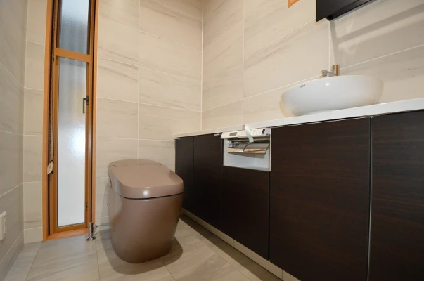 便器はLIXILサティスＧタンクレス（TPG色）