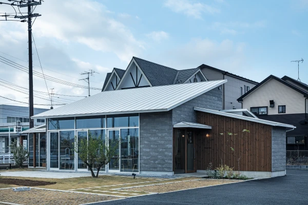 鴨川沿いニッサン通り交差点にオープン!!