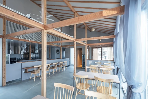 勾配天井登り梁の店内風景