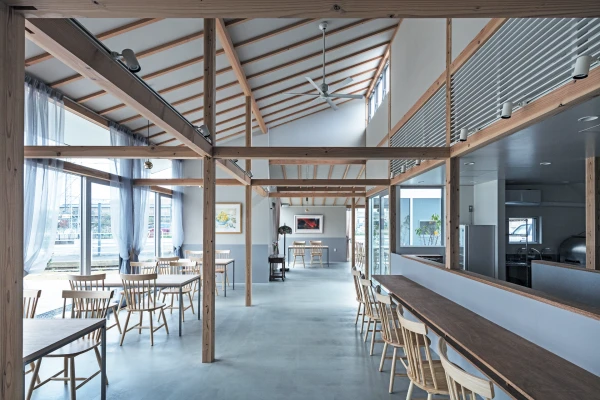 カウンター席とテーブル席があります