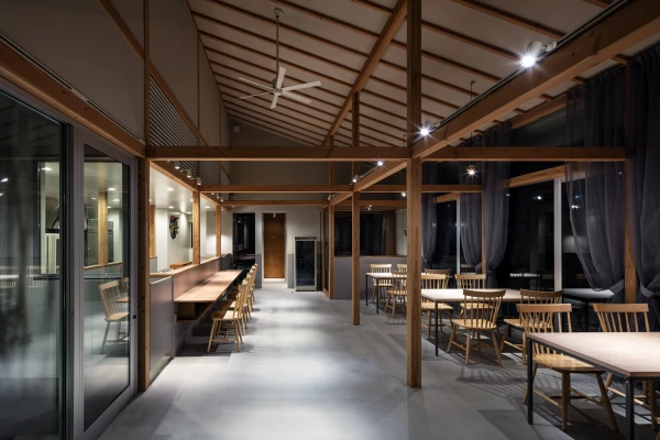 夜間ライトアップした店内風景２