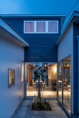 夜間ライトアップした外観風景２