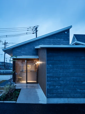 夜間ライトアップした外観風景３