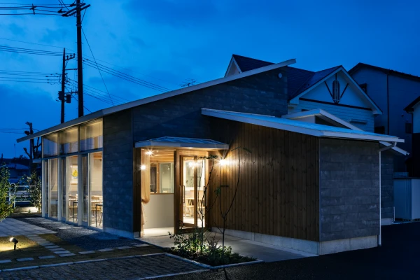 夜間ライトアップした外観風景１