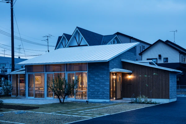 夜間ライトアップした外観風景４