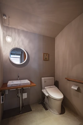 丸形ミラーがあるおしゃれなレストルーム