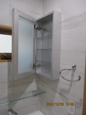 補足：KAWAJUN製メディシンBOXとタオル掛け