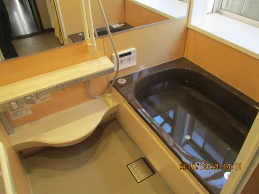 ユニットバス組立て完成後の浴槽＆カウンター