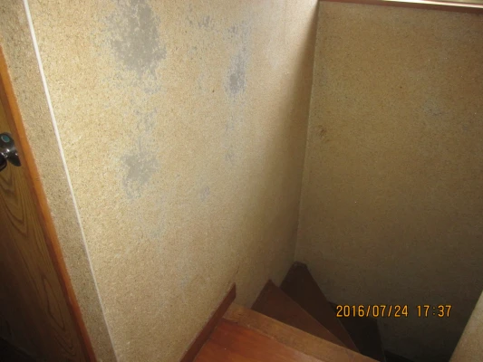 リフォーム前：壁が剥がれた急階段