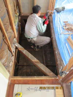 給配管のため床の剥がし工事