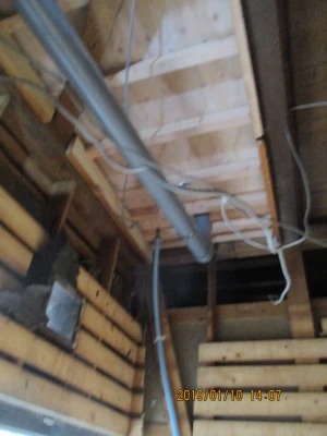 一階天井を剥がし給配管の確保