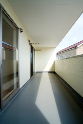 陽当たりのよい広々とした専用バルコニー