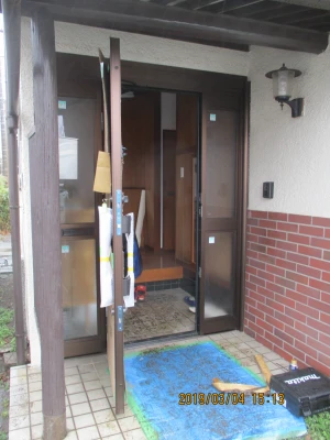 向かって左袖のFIXガラスは郵便ポスト付き