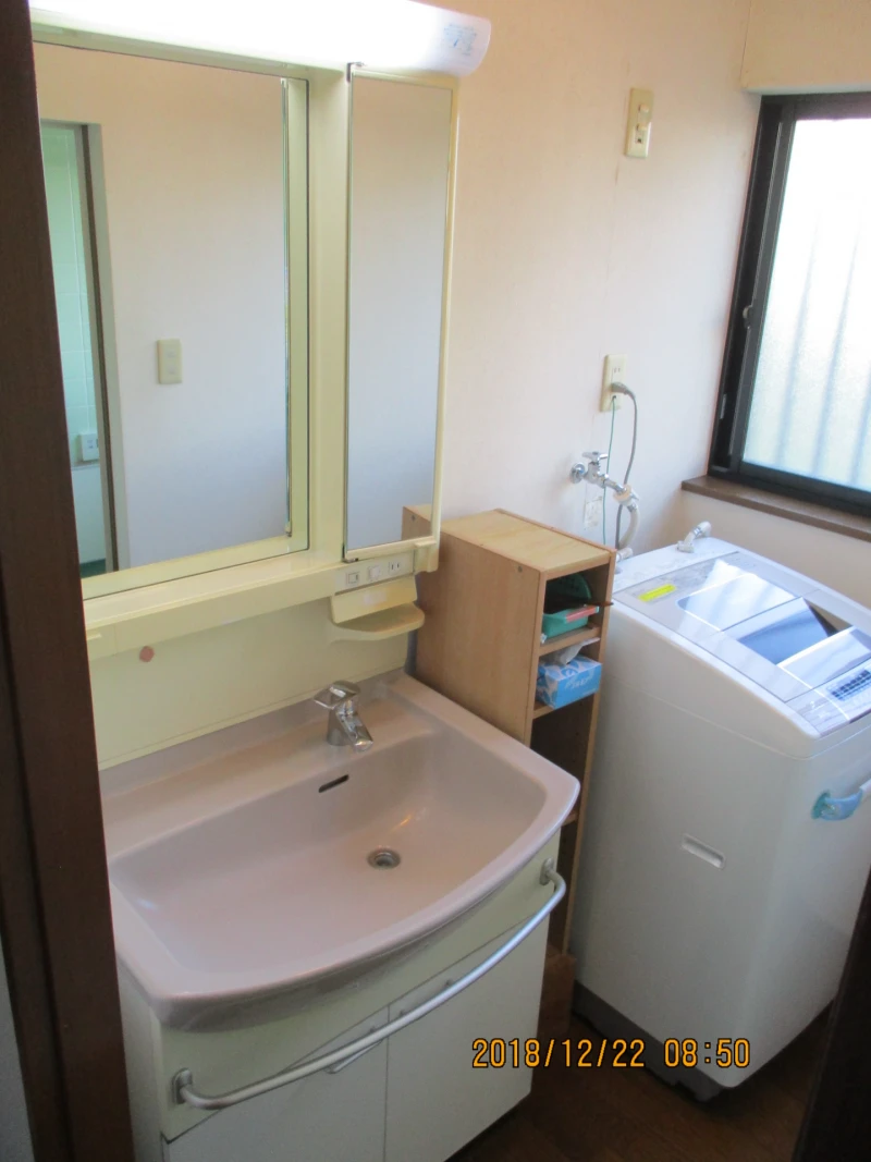 リフォーム前：鏡裏収納のない洗面化粧台