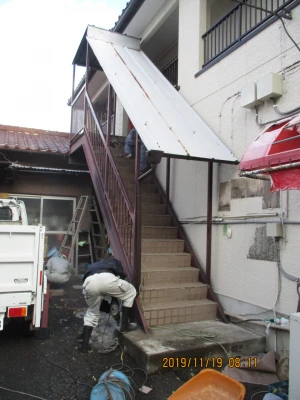 リフォーム前：急勾配で滑るタイル床の階段