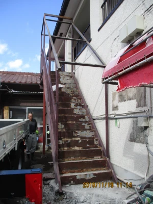 タイル床と屋根の解体工事