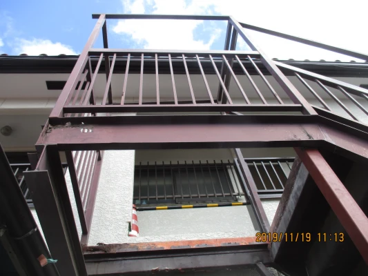 電動カッターにて部分ごとに解体