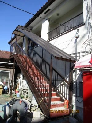 屋根をガルバリウム鋼板にて板金工事