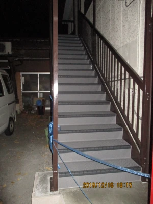 踏板面に滑り止めのシート材を設置