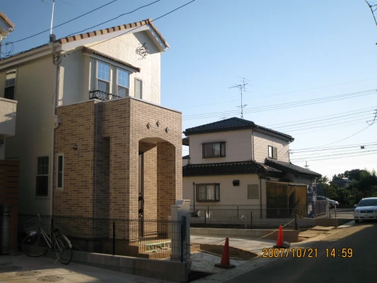 割石のアプローチとガーデニング空間