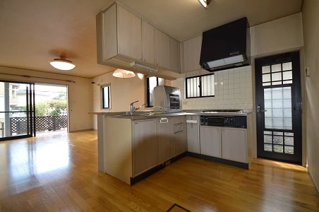 リフォーム前：従来のL型対面キッチン