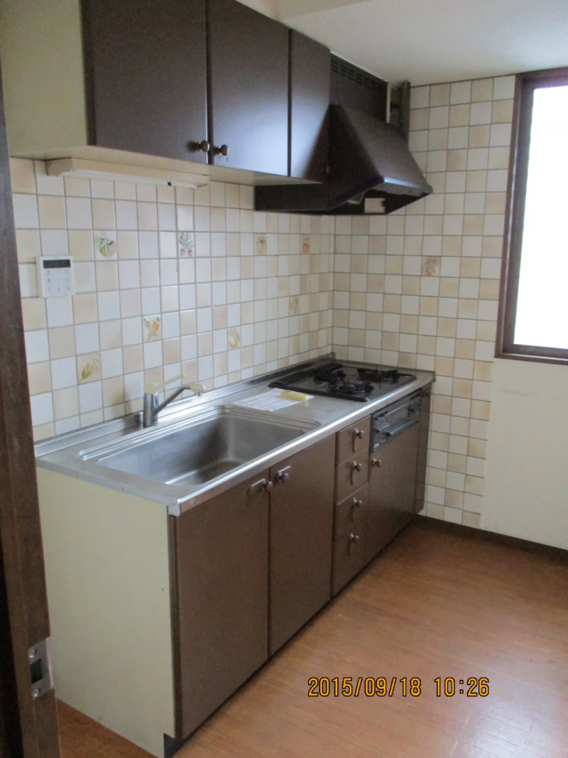 リフォーム前：壁付け据え置き型キッチン