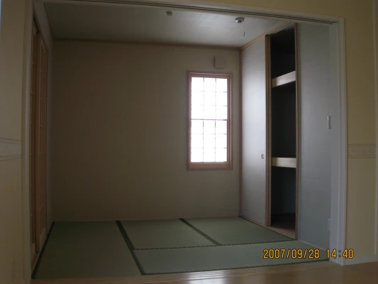 リビングに隣接した落ち着きある和室