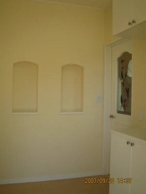 玄関に飾り棚ニッチとステンドグラス扉