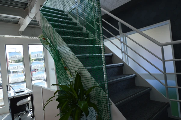 二階へと続く鉄骨階段