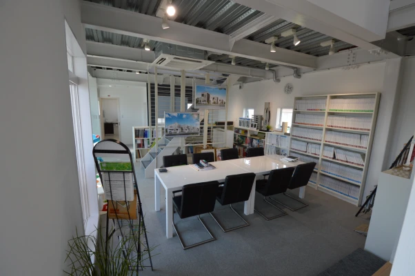 カタログサンプルが揃った二階打合せルーム