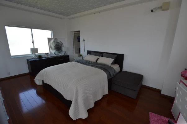 ベット奥には吹き抜けのある衣装ルーム