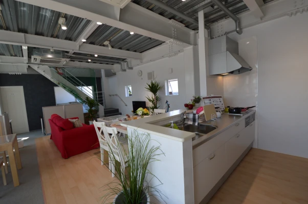 玄関ホール入口の展示用キッチン