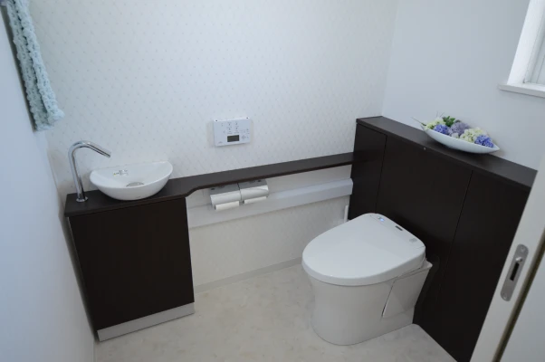 来客用の手洗カウンター付き二階トイレ空間