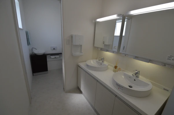 洗面化粧台がつらなる来客用パウダールーム