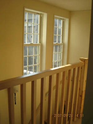 格子窓と木製フェンスの階段ホール