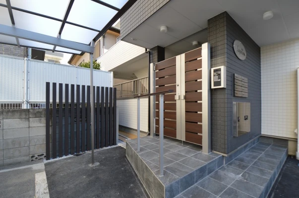 玄関ポーチにはキーロック錠とカメラで防犯