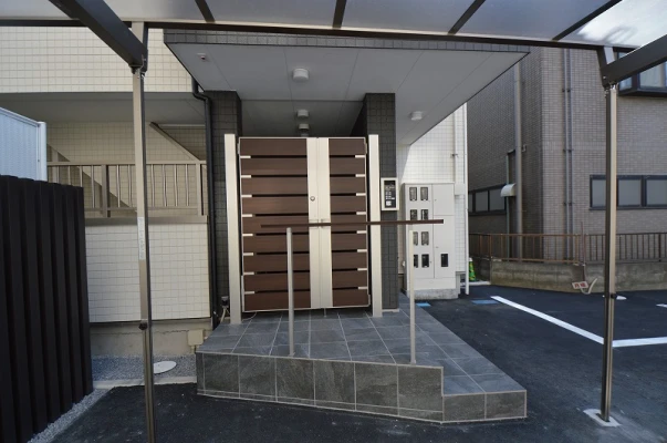 台形型のポーチとアルミ手摺で落下防止