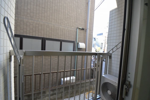 バルコニーには収納式の物干しがあります