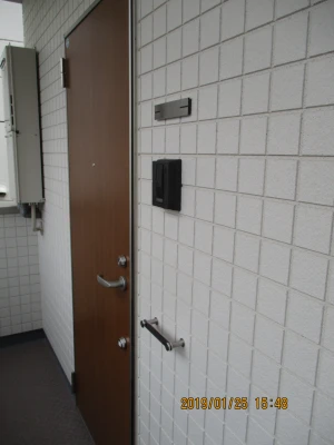 玄関前には傘を掛けられるフックがあります