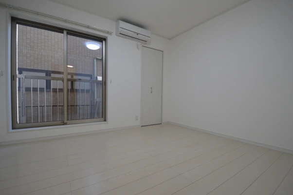 エアコン付きのワンルーム居住スペース