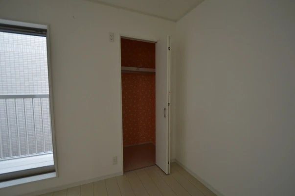 クローゼットは色違いの壁紙でワンポイント