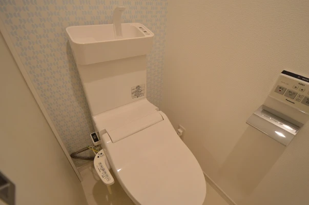 １階号室のトイレ温水洗浄便座