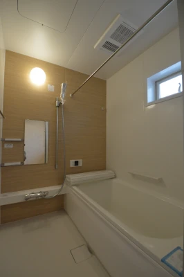 ぬくもりある木目柄のユニットバス