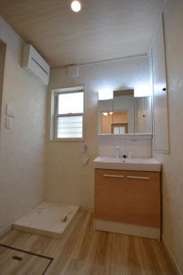 木目柄天井の収納付き洗面脱衣室