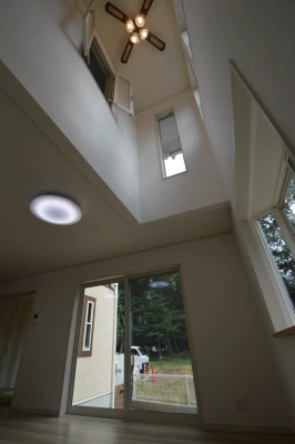 主寝室の小窓から見下ろせる吹き抜け